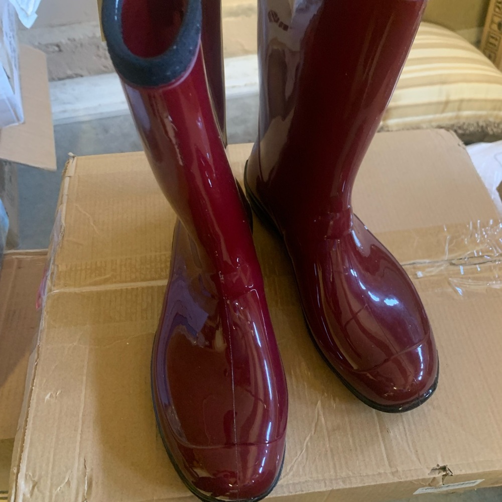 Kamik Burgundy rain boots size 8